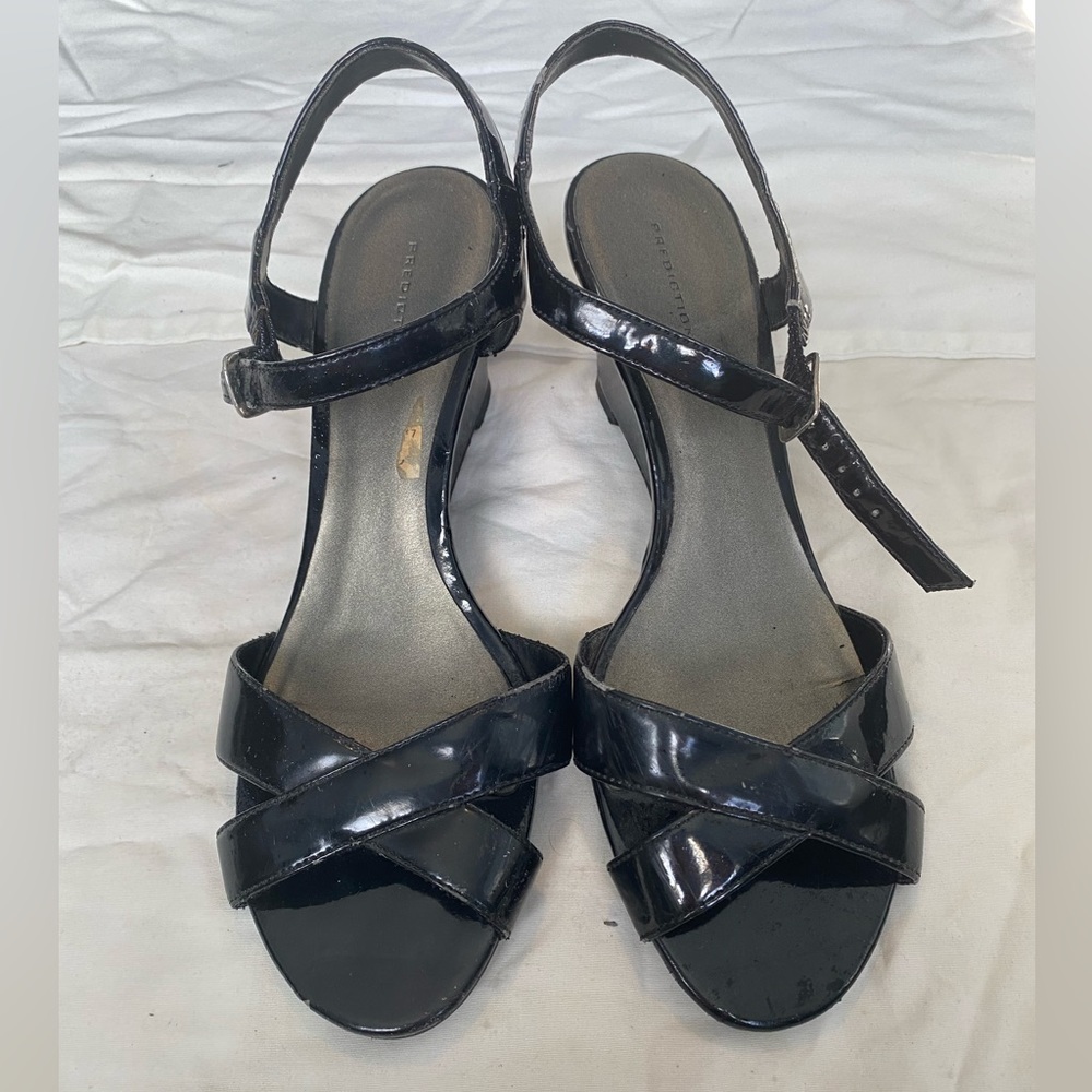 Predictions black edge sandals